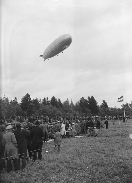 Ilmalaiva Graf Zeppelin Viikin niityn yllä