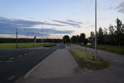 Viikin tiedepuisto. Näkymä Viikin Latokartanon suunnalta nykyisen Viikinkaaren kohdilta itäkaakkoon. Etualalla maanpäällisten lämpöjohtojen yli kulkeva puusilta. Oikealla puiden takana Viikin koetilan lämpökeskus. Taustalla Myllypuron vesitorni. rephoto