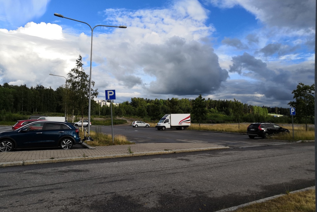 Paukkulanpuisto. Taustalla näkyy Kivikonlaidan teollisuusaluetta. Puiston alueella on sijainnut puolustusvoimien rakentama Malmin ampumarata, joka valmistui vuonna 1937 Helsingissä järjestettyihin ammunnan MM-kisoihin, ja suljettiin vuonna 1993. rephoto