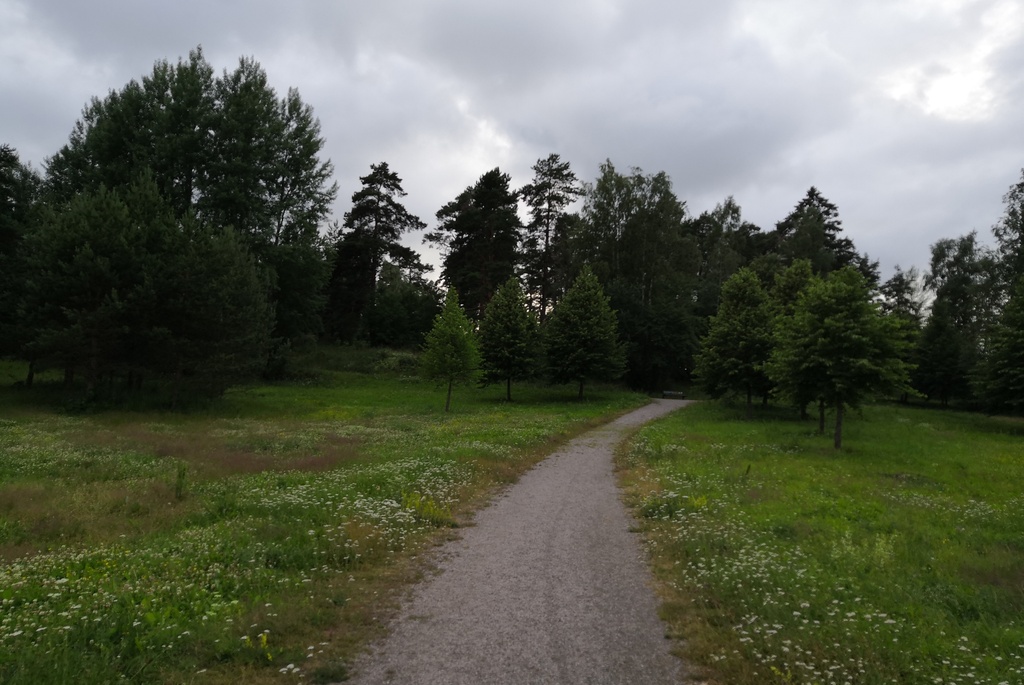 Paukkulanpuisto. Alueella on sijainnut puolustusvoimien rakentama Malmin ampumarata, joka valmistui vuonna 1937 Helsingissä järjestettyihin ammunnan MM-kisoihin, ja suljettiin vuonna 1993. Ampumaradan yhteydessä sijaitsi hirsitalo joka palveli mm. radalla järjestettyjen vuoden 1952 olympialaisten luotiaselajien kilpailujen johtoa ja arvovieraita. Rakennus paloi 1990-luvulla perustuksia myöten. rephoto
