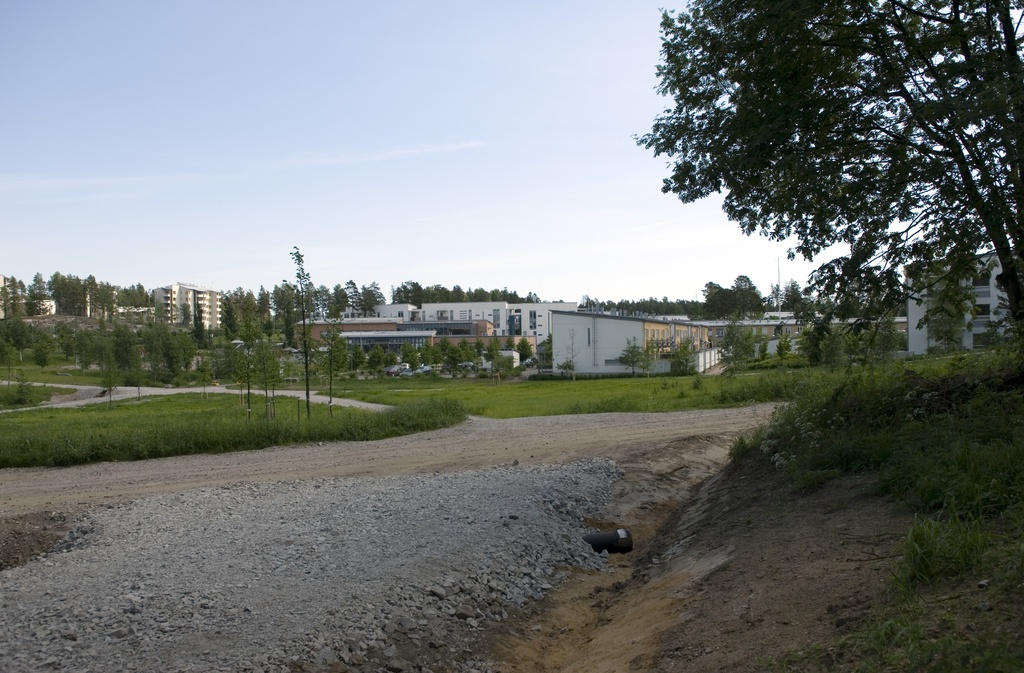 Kurkimäen asuntoalue ja korttelitalo Paukkulanraitilta kuvattuna.