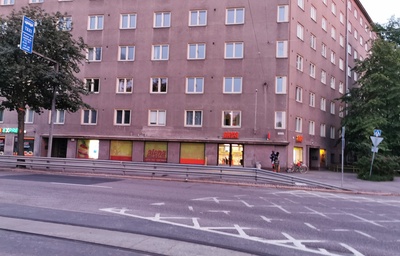 Mannerheimintie 152. - Kuusitie 2. Elannon myymälä, lihamyymälä, Helsingin osakepankki. Kuvan vasemmassa reunassa Renault Frégate -henkilöauto. rephoto