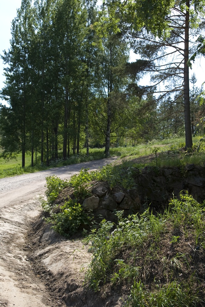 Paukkulanpuistossa sijaitsevat rakenteet, kauempana näkyy Kivikon asuinaluetta. Puiston alueella on sijainnut puolustusvoimien rakentama Malmin ampumarata, joka valmistui vuonna 1937 Helsingissä järjestettyihin ammunnan MM-kisoihin, ja suljettiin vuonna 1993.