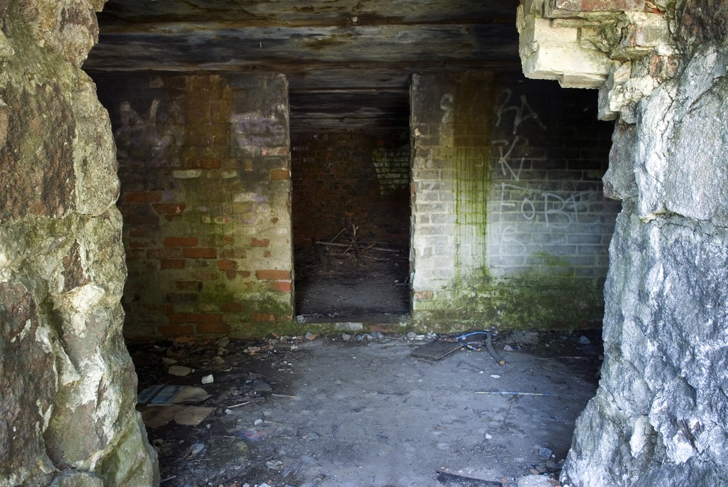 Paukkulanpuistossa sijaitseva kellari. Puiston alueella on sijainnut puolustusvoimien rakentama Malmin ampumarata, joka valmistui vuonna 1937 Helsingissä järjestettyihin ammunnan MM-kisoihin, ja suljettiin vuonna 1993.