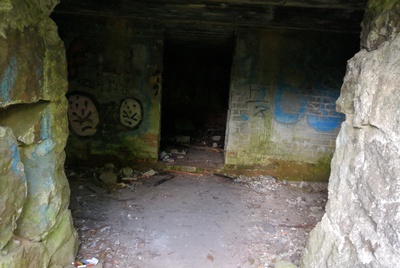 Paukkulanpuistossa sijaitseva kellari. Puiston alueella on sijainnut puolustusvoimien rakentama Malmin ampumarata, joka valmistui vuonna 1937 Helsingissä järjestettyihin ammunnan MM-kisoihin, ja suljettiin vuonna 1993. rephoto