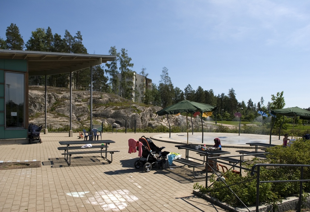 Päiväkoti Kipinäpuistossa. Taustalla Jyrkännekuja 4: kerrostalo