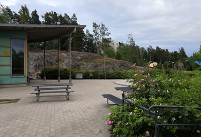 Päiväkoti Kipinäpuistossa. Taustalla Jyrkännekuja 4: kerrostalo rephoto