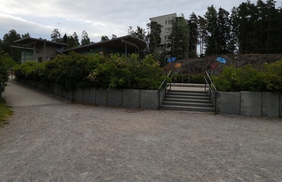 Päiväkoti Kipinäpuistossa. Taustalla Jyrkännekuja 4:n kerrostalo rephoto