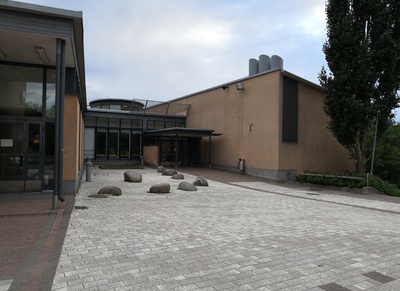Lapsia korttelitalo Nallin edustalla Kivikossa. Suunnittelu arkkitehtitoimisto Aarne von Boehm. rephoto