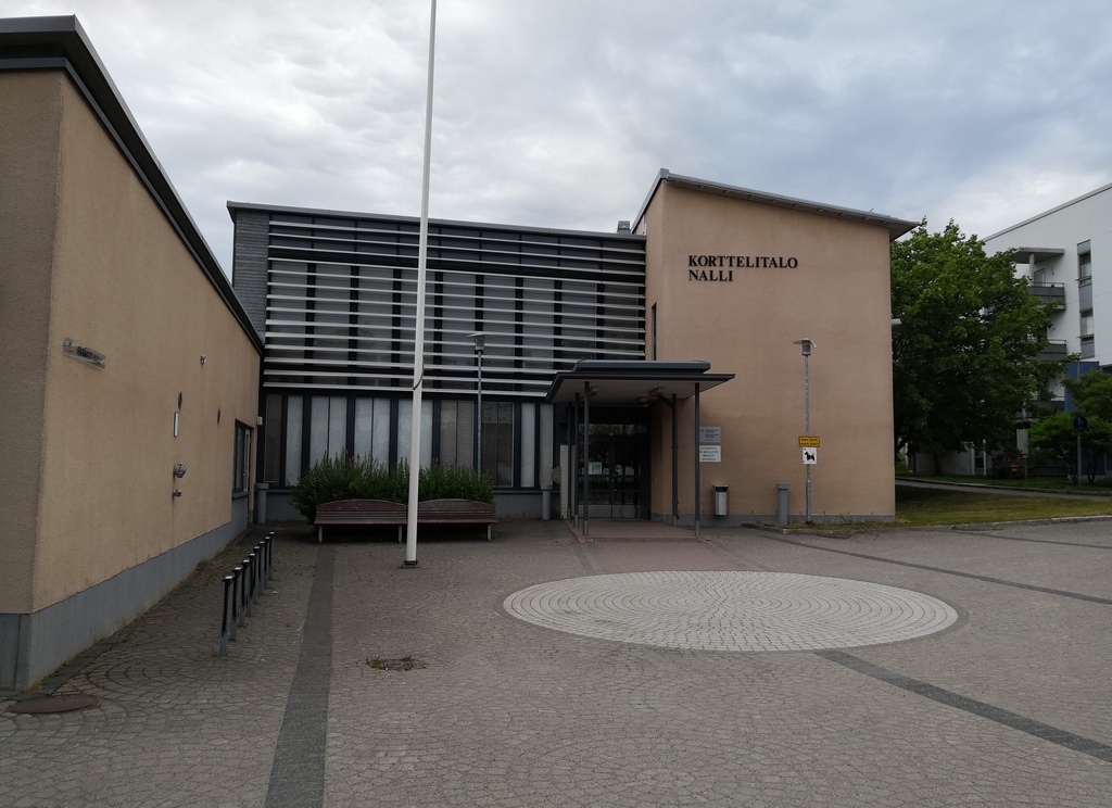 Poikia korttelitalo Nallin pihalla Kivikossa. Suunnittelu arkkitehtitoimisto Aarne von Boehm. rephoto