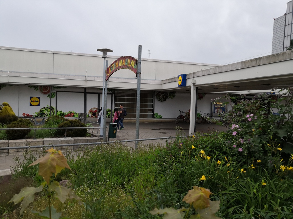 Kontulan ostoskeskus, Ostostie 4. Halpis-myymälä. rephoto