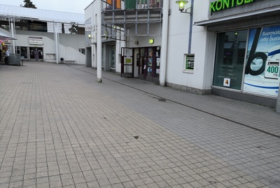 Poliisien soittokunta viihdyttää ihmisiä Kukanpäivän juhlassa Kontulan ostoskeskuksessa. Taustalla KOP:n konttori. rephoto