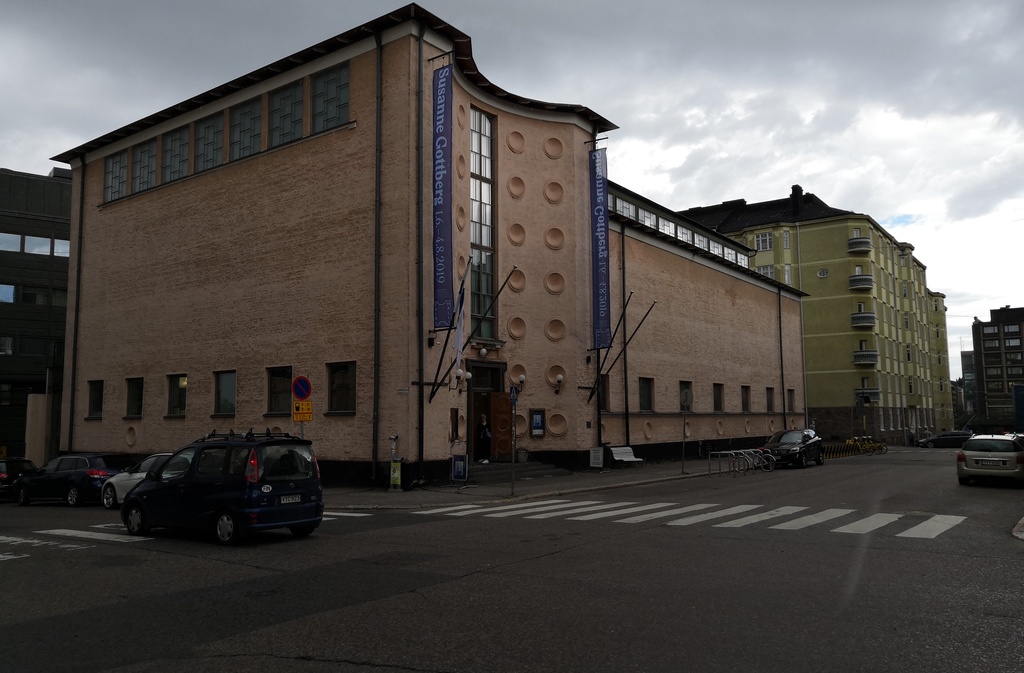 Nervanderinkatu 3. Aurorankatu 8. Ihmisiä jonottamassa harmaana sunnuntaipäivänä Taidehalliin näyttelyyn Nervanderinkadun ja Aurorankadun kulmassa rephoto