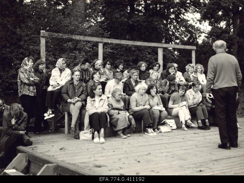 Participants from the tour of the Estonian Geography Society in Vooremaa at the Palamuse Secondary School Sports Square; the explanations are shared by the Deputy Chairman of the Society Endel Varep.