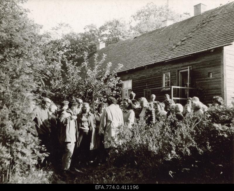 Participants of the tour of the Estonian Geography Society Vooremaa Oskar Lutsu character Joosep Tootsi prototype in the home garden of Voldemar Tootson.