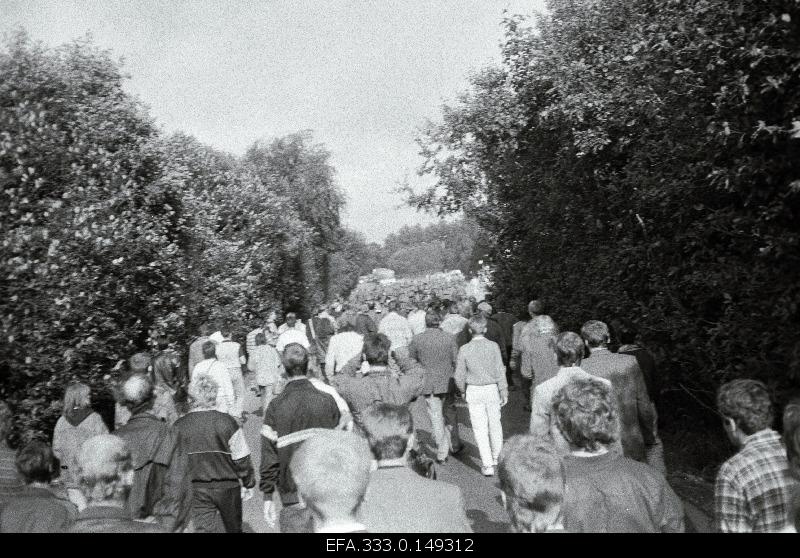 In connection with a coup attempt, Soviet army tanks sent to Estonia from the Soviet Union at the TV Tower in Kloostrimetsa. The people follow the tanks.