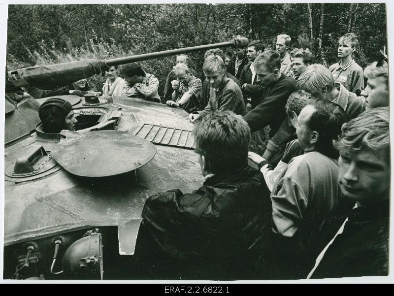 Augustiputš in Tallinn. The men have surrounded the Soviet Army tank, try to reject it, the tank looks at the tank fire.