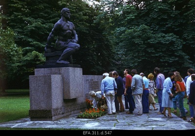The delegation of the Federal Republic of Germany Schleswig-Holstein County, which is present in the Estonian Soviet Union, places flowers on the commemorative pillar of delegates from the I Congress of Estonian Trade Unions.  similar photo