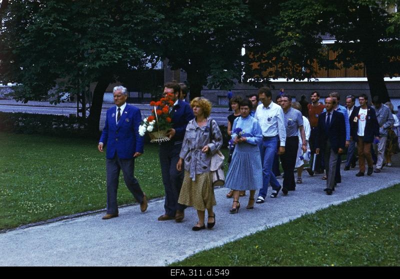 Delegation of the Federal Republic of Germany Schleswig-Holstein on the way to the memorial pillar of delegates from the Estonian Trade Union Congress.