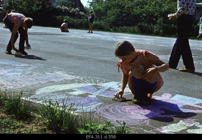 An international Children's Protection Day organised children's asphalt drawing competition in Tallinn.