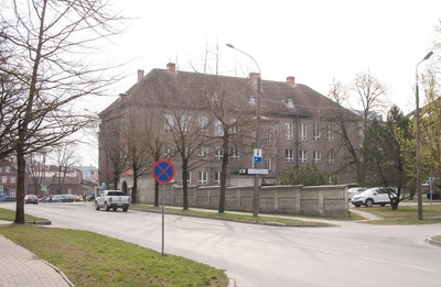 foto albumis, Viljandi, Vaksali tn algus, pangahoone, u 1930, foto J. Riet rephoto