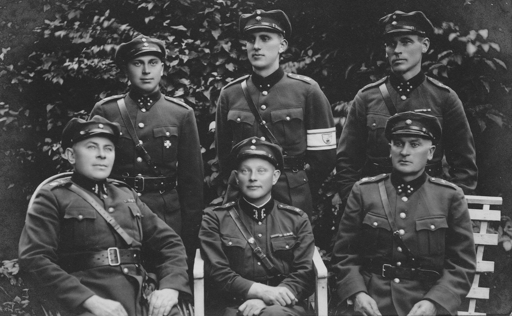 Probably men related to the Pärnumaa grocery. First row from left first Viktor Libe Karksi