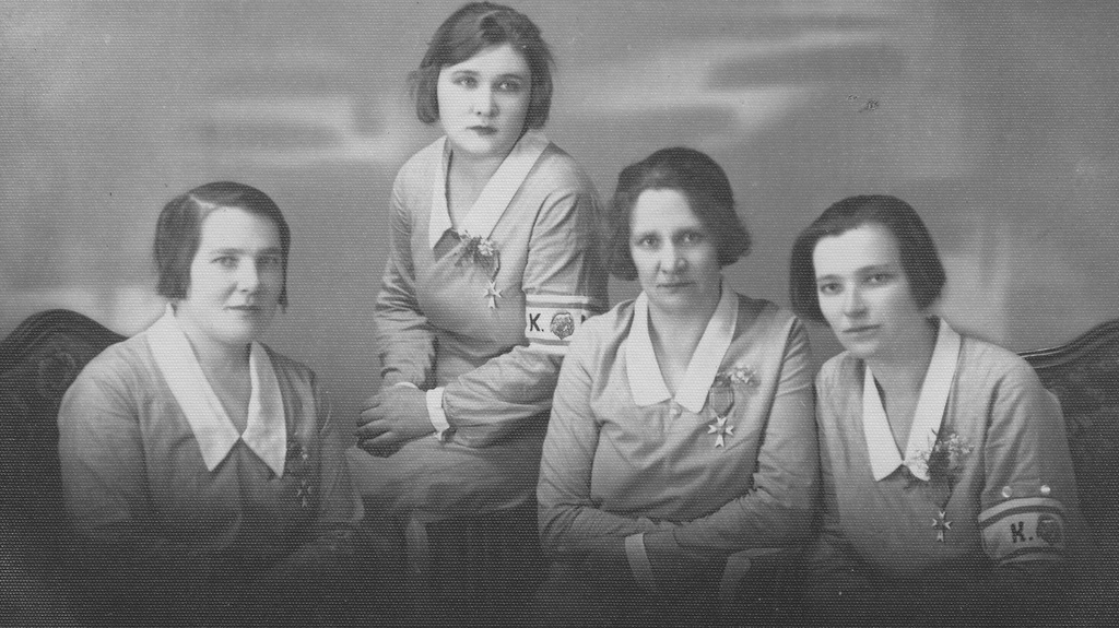 1931. Members of the women's home protection. From the right first Mari Kull