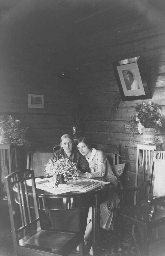 Tõrva. Mari Kull kodus emaga.