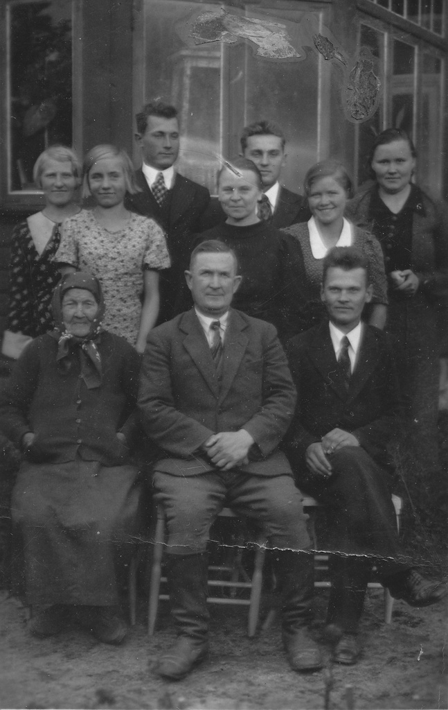 Unidentified family from Karksi, Pööglest or Halliste