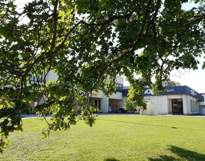 Orissaare kauplus-söökla, vaade hoonele. Arhitekt Olga Bruns; insener A. Danil rephoto