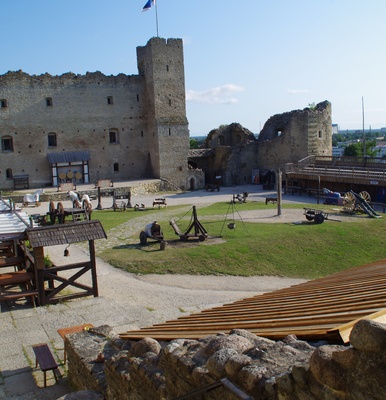 Opening the first predicted part of the Rakvere Order in Vallimäe. rephoto
