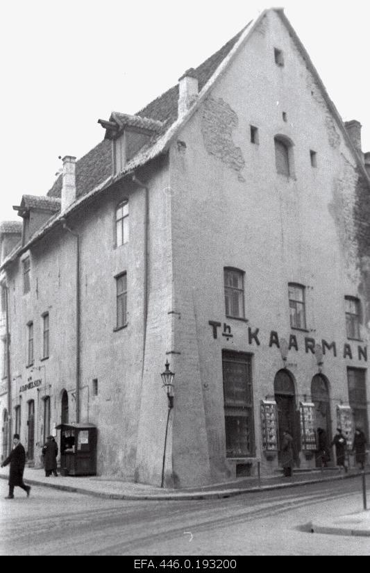 Risk of collapse in Kaarmann's store on the neck of the Old Market.