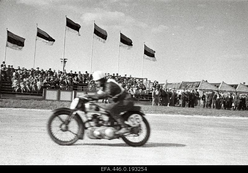 The Motosporter Raivo Ristmets competes in the junior class on the flight and motor sports day at Ülemiste Airport.
