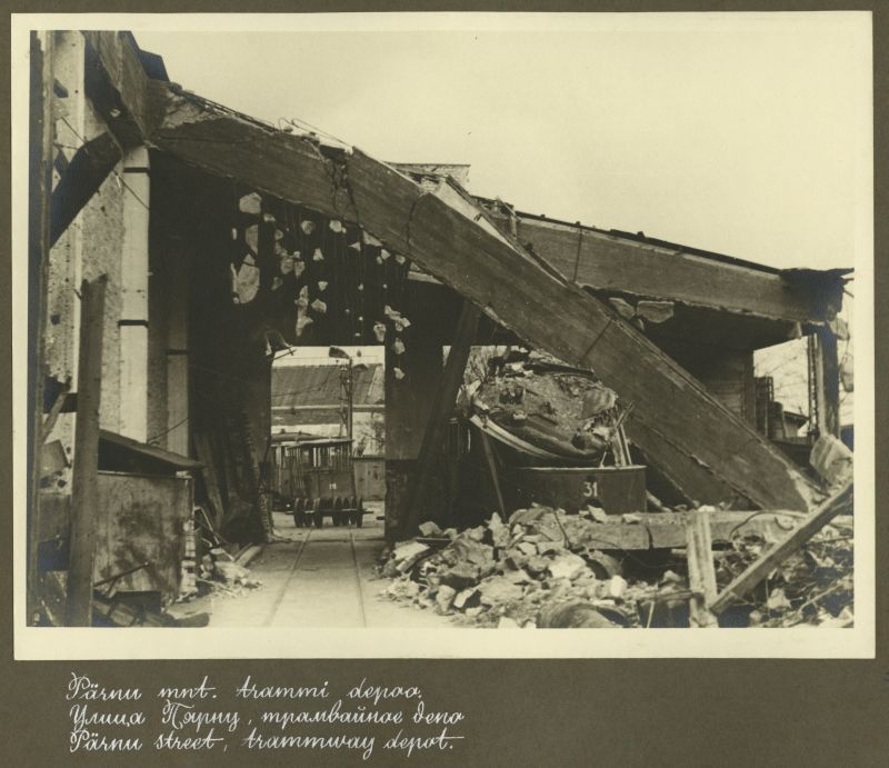 War breaks in Tallinn. Pärnu mnt tram shop.