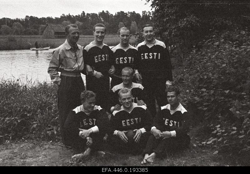 Estonian-Latvian land competition in the swimming pool of Kalev on the river Pirita; Estonian male competitors.