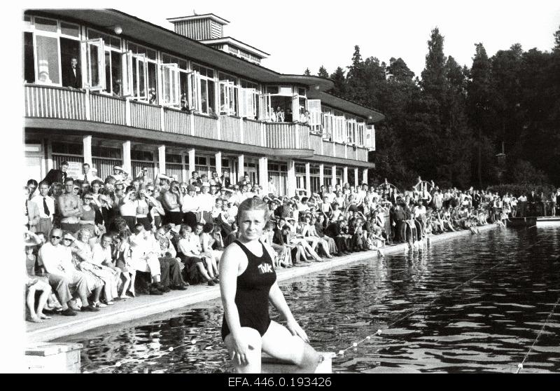 Estonian Championships in swimming 05.08.-06.08.1939. In the Mustamäe Basin, the TVK female swimmer stands at the forefront.