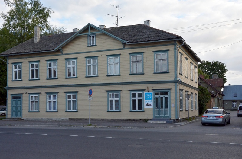 Building at the corner of Riga highway and Laatsaret Street. rephoto