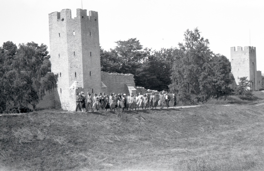Turister vid Visby ringmur. (1931)