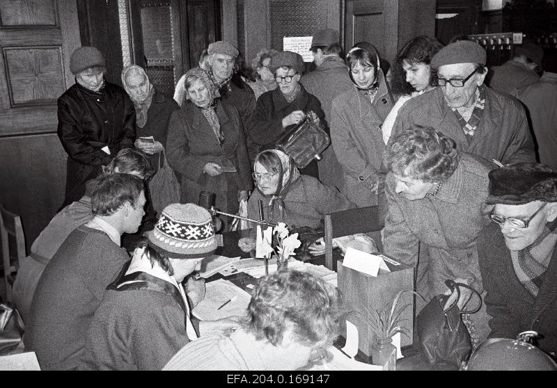 Registration of citizens of the Republic of Latvia in the centre of Riga by the Latvian Citizens' Committee.