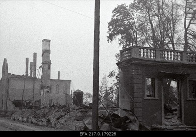 House ruins on the corner of the Garden and General Põdra Street.  similar photo