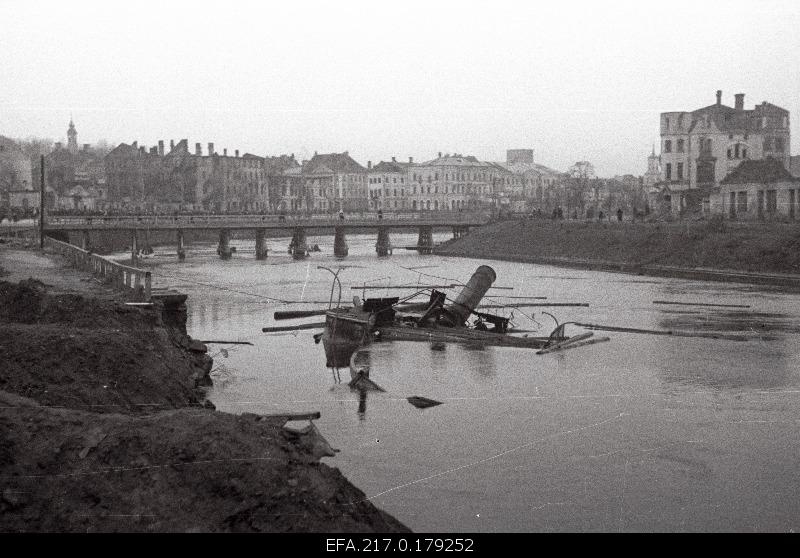 A German ship is grounded in the Tartu River Port.