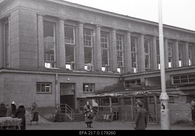 Broken windowsTartu market building.