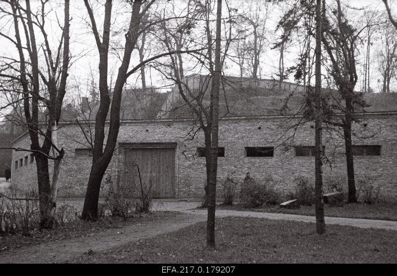In place of the 2-fold building destroyed in 1941, the autogaraz built by the Germans on the street of the University in 1942.
