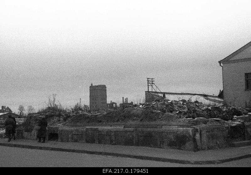 Ruins on the corner of Kastani and Heidemann Street.