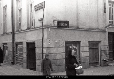 At the corner of the Rüütel and University Street.  similar photo