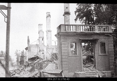 Melanie ruins at the corner of the Garden and General Põdra Street.  similar photo