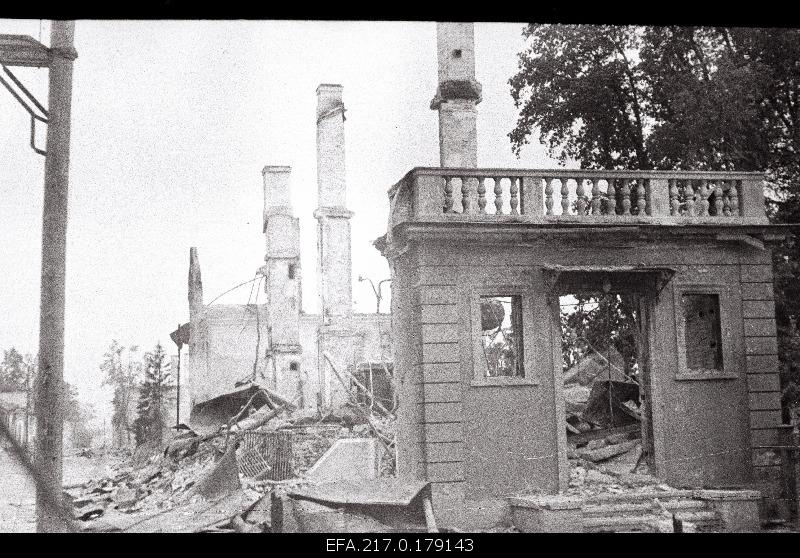 Melanie ruins at the corner of the Garden and General Põdra Street.