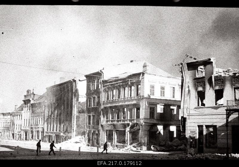 Burned and broken houses near the Barclay de Tolly square.
