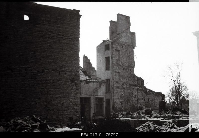 The ruins of the residential building on the Kaupmehe Street.