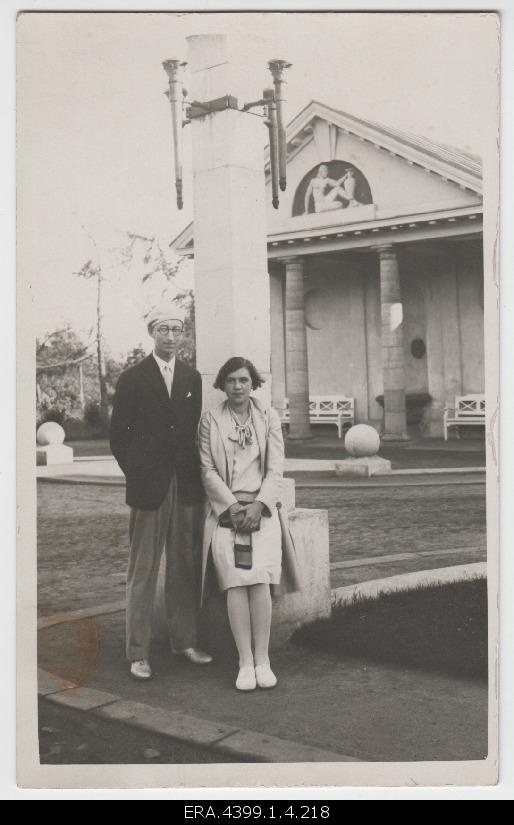 Ilmar Tõnisson and his companion in Pärnu.